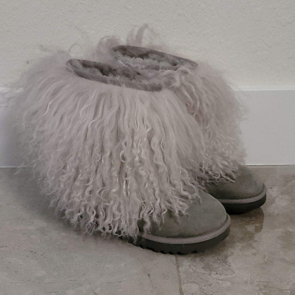BEAUTIFUL rare UGG short boots
